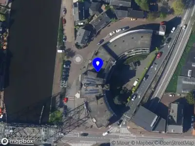 Ambulance met grote spoed naar de Galerij in Boskoop