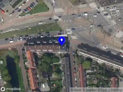 Ambulance met grote spoed naar de Breeplein in Rotterdam