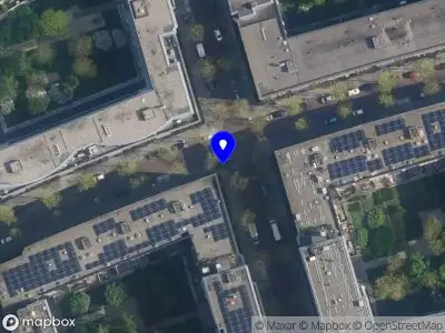 Ambulance met grote spoed naar de Rheastraat in Amsterdam