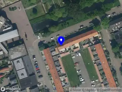 Brandweer met gepaste spoed naar de Dominee Nanne Zwiepsingel in Oostzaan vanwege waarnemen gaslucht