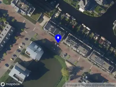 Ambulance met grote spoed naar de Aagje Dekenkade in Voorschoten
