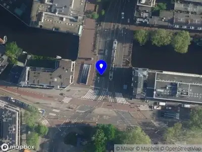 Ambulance met grote spoed naar de Nieuwe Vijzelstraat in Amsterdam