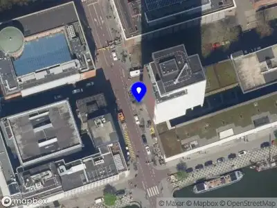 Ambulance met grote spoed naar de Posthoornstraat in Rotterdam