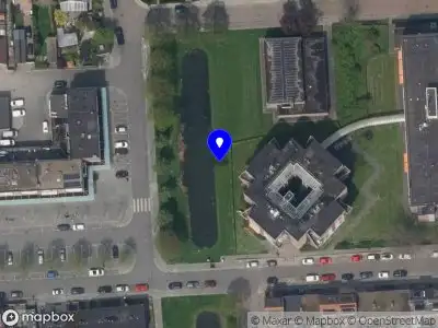 Ambulance met grote spoed naar de G.A.Soetemanweg in Pernis Rotterdam