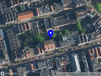 Ambulance met grote spoed naar de Willemsstraat in Amsterdam