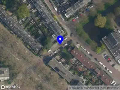 Ambulance met grote spoed naar de Madoerastraat in Delft