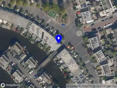Ambulance met grote spoed naar de Johanna Naberkade in Vlaardingen