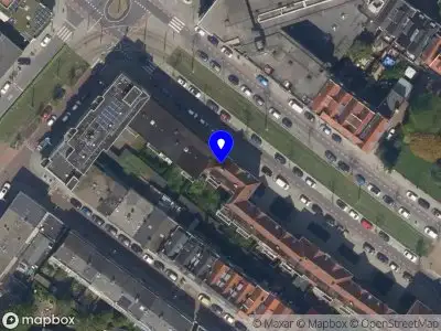 Ambulance met grote spoed naar de Wolphaertsbocht in Rotterdam