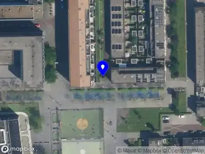 Ambulance met gepaste spoed naar de Willem Nakkenstraat in Amsterdam