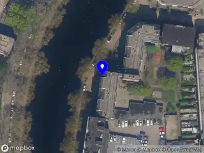 Ambulance met grote spoed naar de Linker Rottekade in Rotterdam