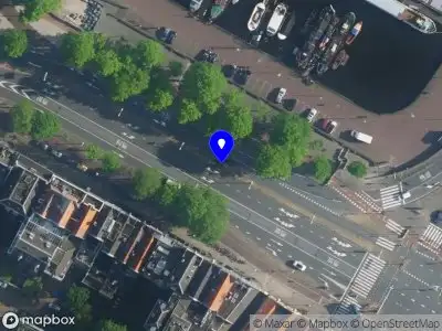 Ambulance met gepaste spoed naar de Oosterdok in Amsterdam