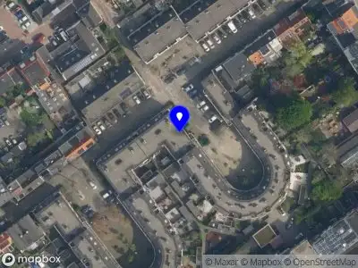 Ambulance met grote spoed naar de Blekerhof in Delft