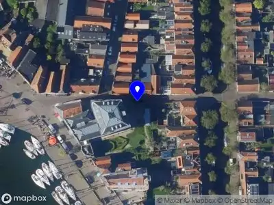 Ambulance met grote spoed naar de H J Schimmelstraat in Enkhuizen