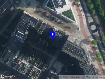 Ambulance met grote spoed naar de Amstelbeststraat in Amsterdam