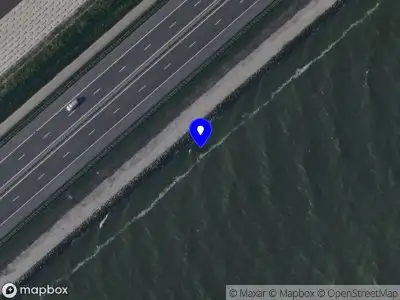 Ambulance met gepaste spoed naar de Afsluitdijk in Den Oever