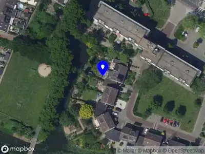 Ambulance met grote spoed naar de Frida Katz-erf in Dordrecht vanwege stankoverlast