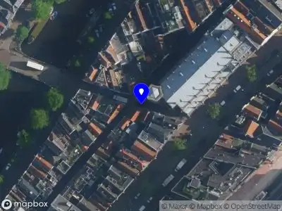 Ambulance met grote spoed naar de Korte Korsjespoortsteeg in Amsterdam