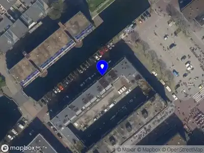 Ambulance met grote spoed naar de Lombardkade in Rotterdam
