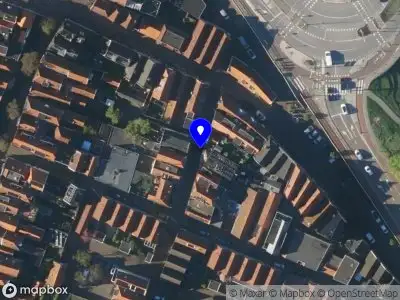 Ambulance met grote spoed naar de Sliksteeg in Alkmaar