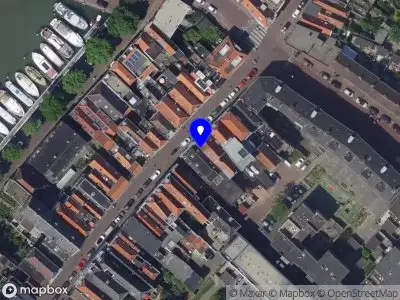 Ambulance met gepaste spoed naar de Voorstraat in Dordrecht