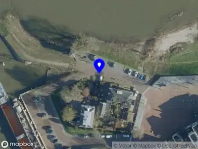 Brandweer met grote spoed naar de Veerweg in Zaltbommel vanwege reanimatie