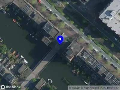 Ambulance met gepaste spoed naar de Max de Haasstraat in Amsterdam