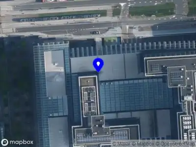 Ambulance met gepaste spoed naar de Strawinskylaan in Amsterdam