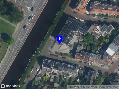 Ambulance met grote spoed naar de Noorder Emmakade in Haarlem