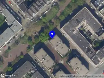 Ambulance met grote spoed naar de Burgemeester Hoffmanplein in Rotterdam