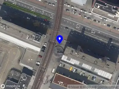 Ambulance met grote spoed naar de Zuidplein in Rotterdam