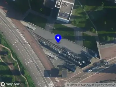 Ambulance met grote spoed naar de Veemkade in Amsterdam