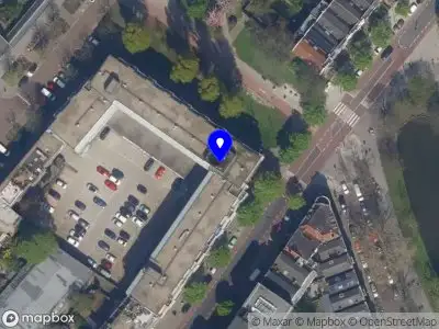 Ambulance met grote spoed naar de Walenburgerplein in Rotterdam