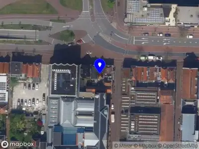 Ambulance met gepaste spoed naar de Lammermarkt in Leiden vanwege afgaan automatisch brandalarm