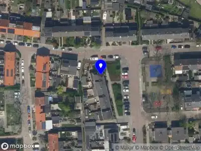 Ambulance met grote spoed naar de Burgemeester Verduynstraat in Pernis Rotterdam