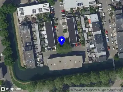 Ambulance met grote spoed naar de Van Ravesteyn-erf in Dordrecht