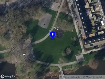 Brandweer met gepaste spoed naar de Briljantstraat in Groningen vanwege een liftopsluiting