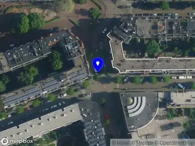 Ambulance met grote spoed naar de Celebesstraat in Amsterdam