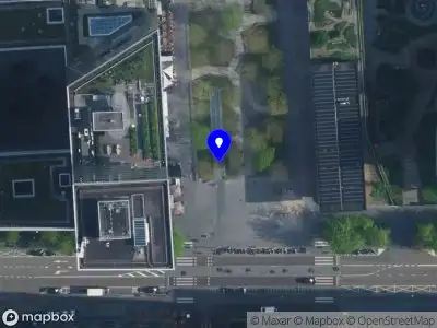 Ambulance met grote spoed naar de Gustav Mahlerplein in Amsterdam