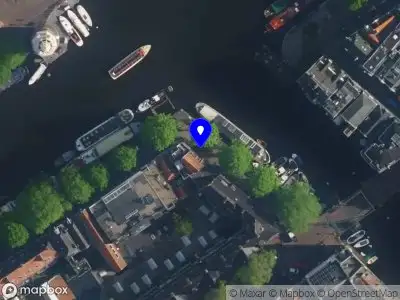 Ambulance met gepaste spoed naar de Oostersekade in Amsterdam