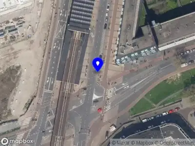 Ambulance met grote spoed naar de Brede Hilledijk in Rotterdam