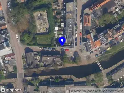 Ambulance met grote spoed naar de Zestienhovensekade in Rotterdam