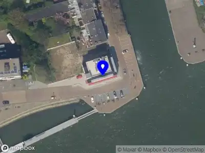Ambulance met grote spoed naar de Maasboulevard in Vlaardingen