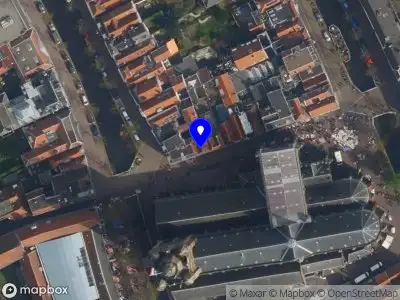 Ambulance met grote spoed naar de Oude Kerkstraat in Delft