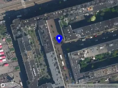 Ambulance met gepaste spoed naar de Hudsonhof in Amsterdam