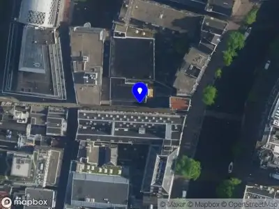 Ambulance met gepaste spoed naar de Nes in Amsterdam