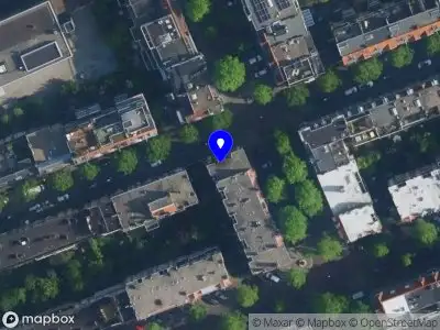 Ambulance met grote spoed naar de Nicolaas Maesstraat in Amsterdam