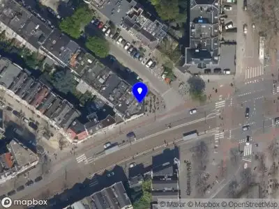 Ambulance met grote spoed naar de Burgemeester Meineszlaan in Rotterdam