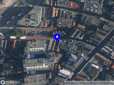 Ambulance met grote spoed naar de Nieuwezijds Kolk in Amsterdam