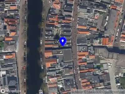 Brandweer met grote spoed naar de Bokkensteeg in Schiedam vanwege afhijsen patient