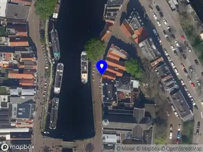 Ambulance met gepaste spoed naar de Aelbrechtskolk in Rotterdam